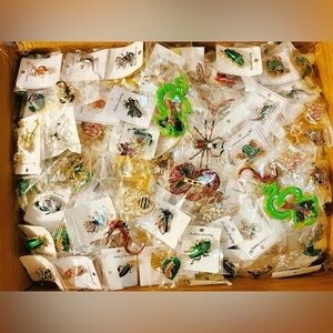 Lot of 1000 Pieces Brooches Mixed Styles Metal